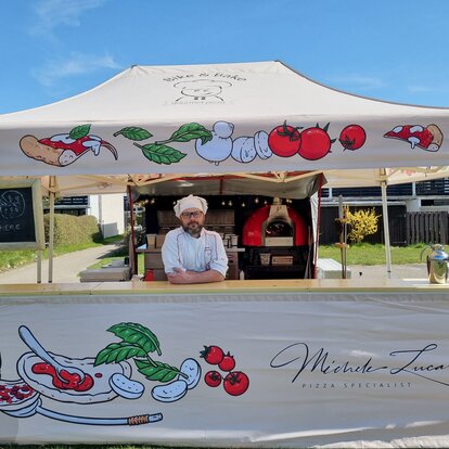Gazebo pieghevole 4,5x3 m ecru personalizzato con stampa e parete laterale a mezza altezza con banconeper street-food pizza italiano. 