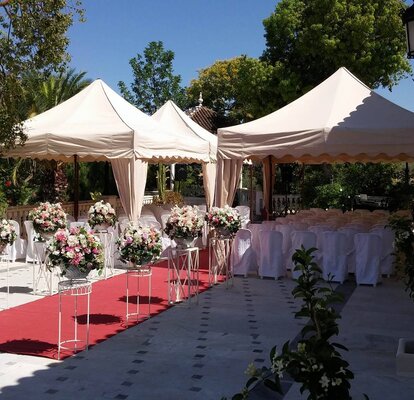 Set di gazebo Kit Royal 4,5x3 m ecru per matrimonio con frontalino ondulato e tende copripalo.