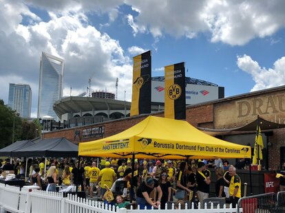 Gazebo pieghevole 4,5x3m giallo con struttura nera personalizzato con loghi e bandiere per Borussia Dortmund Fan Club