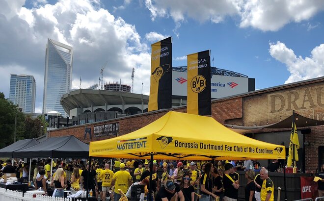 Gazebo pieghevole 4,5x3m giallo con struttura nera personalizzato con loghi e bandiere per Borussia Dortmund Fan Club