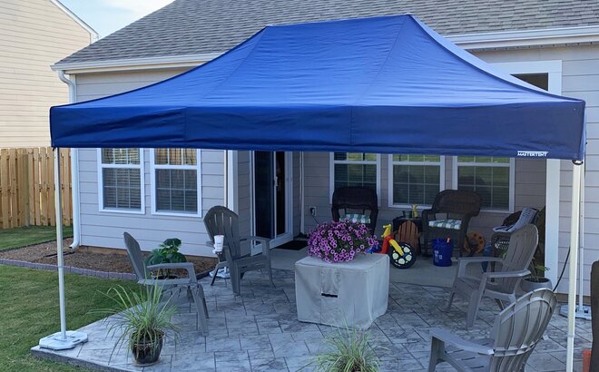 Gazebo pieghevole 4,5x3m blu per entrata casa privata e copertura salotto esterno.