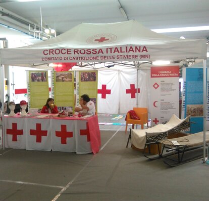 Gazebo pieghevole 4,5x3m bianco personalizzato con logo per stand fiera Croce Rossa Italiana.