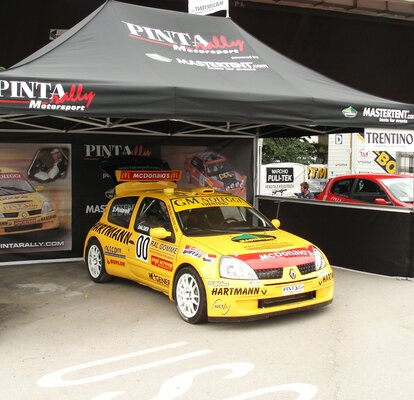 Gazebo pieghevole 4,5x3 m nero con stampa personalizzata, pareti laterali intere e a mezza altezza utilizzato da Pinta rally Motorsport come stand fiera.