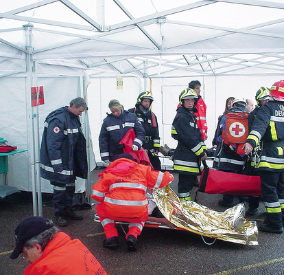 Il gazebo pieghevole 4,5x3m bianco è estremamente versatile, utilizzato come riparo anche dalla Croce Rossa.