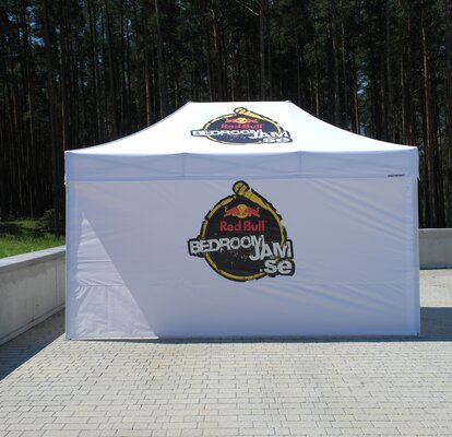 Gazebo pieghevole 4,5x3m bianco con parete laterale chiusa personalizzato con logo per evento Bedroom Jam firmato Redbull