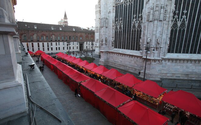 Una serie dei nostri gazebo 4,5x3 m rossi con tettoia e pareti a mezza altezza anima ogni inverno la città di Milano