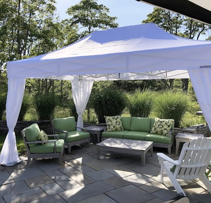 Gazebo 4,5x3m bianco con tende copri-palo per elegante salotto all'aperto. 