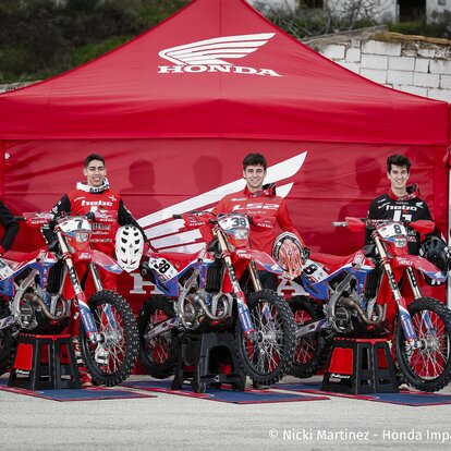 Gazebo rosso 4x4 m con pareti laterali. Personalizzato con logo bianco Honda per promozione team motocross