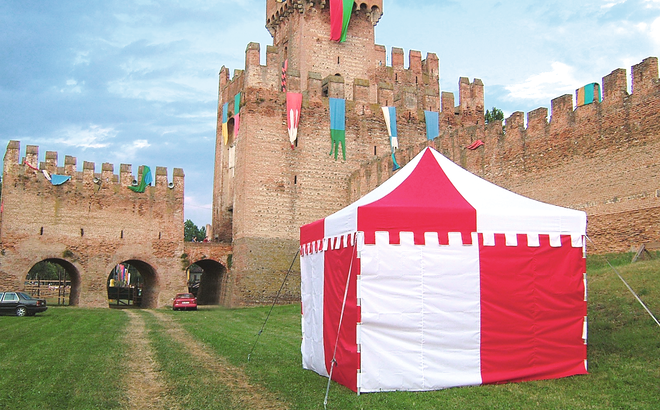 Gazebo 4x4 personalizzato bianco e rosso con pareti laterali nel cortile di un castello medievale