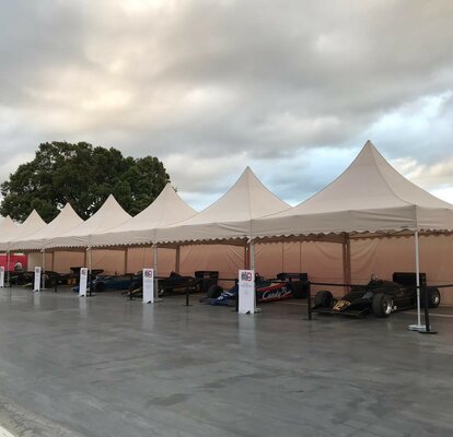 Gazebo pieghevole 5x5 m con tetto a Pagoda beige con parete laterale con frontalino ondulato per copertura auto da corsa
