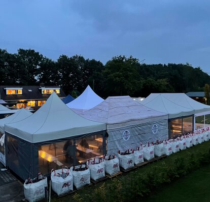 Set di gazebo chiusi per esterno con teli laterali Mastertent Set di gazebo esterni chiusi con pareti laterali diverse dimensioni, colori e personalizzazioni con stampa per festival cittadino e sagra di notte con luci