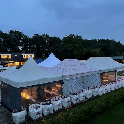 Set di gazebo esterni chiusi con pareti laterali diverse dimensioni, colori e personalizzazioni con stampa per festival cittadino e sagra di notte con luci 