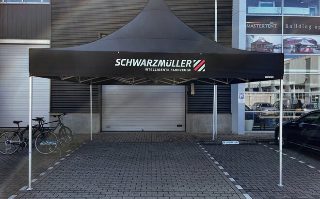 Gazebo pieghevole pubblicitario 5x5 m nero con tetto a Pagoda personalizzato con logo Schwarzmüller