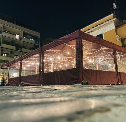 Gazebo esterno chiusi con pareti laterali per piazze, hotel, locali, bar e ristoranti. Colore ecru con luci led e riscaldatore infrarossi per riscaldare gazebo esterno chiuso con teli laterali.