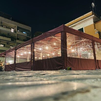 Gazebo esterno chiusi con pareti laterali per piazze, hotel, locali, bar e ristoranti. Colore ecru con luci led e riscaldatore infrarossi per riscaldare gazebo esterno chiuso con teli laterali.