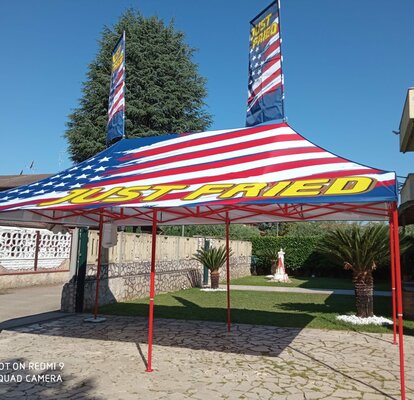 Gazebo pieghevole 6x3 personalizzato con struttura rossa e stampa sublimatica bandiera USA e tettoia per street food "Just Fried"