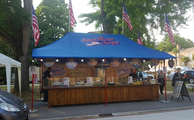 Gazebo 6x3 m blu per streetfood "American Chips" con struttura rossa e personalizzato con logo e bandiere