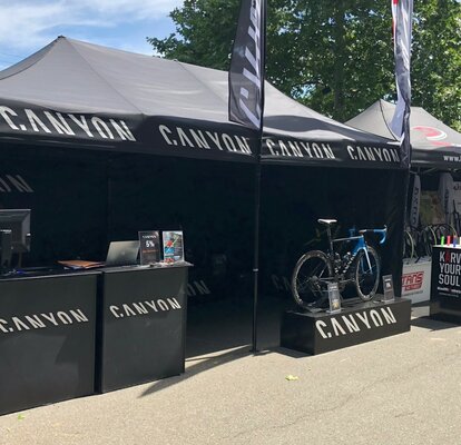 Gazebo per fiera 6x3m nero Canyon per vendita biciclette personalizzato con logo e pareti laterali e bandiere