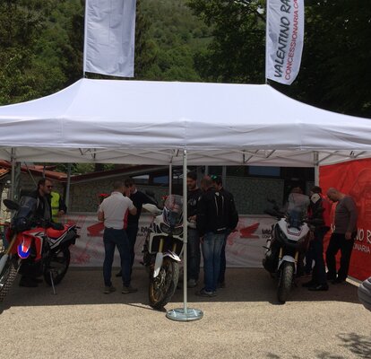 Gazebo pieghevole bianco 6x3m con parete laterale e bandiere personalizzate Valentino racing - Mastertent