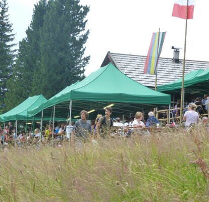 Gazebo pieghevole 8x4 verde per evento gastronomico all'aperto in montagna 