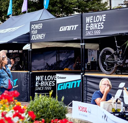 Bedruckte Faltpavillons von Giant sind dank des Baukastensystems miteinander verbunden. Die Zelte befinden sich bei einem Bike-Event.