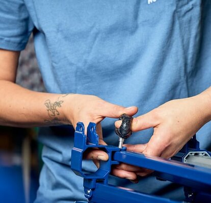 The blue scissor mechanism is connected with the blue structure of the gazebo. 