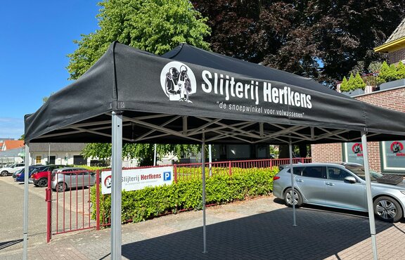 Gazebo pieghevole 6x3 m nero con tetto Pirontex personalizzato con logo Slijterij Herfkens struttura 2004 - Mastertent    2/2  ChatGPT: Ecco la traduzione in 10 lingue per title e alt dell'immagine, mantenendo coerenza con il linguaggio professionale e tecnico usato da Mastertent:  🇬🇧 English (UK) Title: 6x3 m black folding gazebo Slijterij Herfkens – Mastertent Alt: 6x3 m black folding gazebo with Pirontex roof customised with Slijterij Herfkens logo, 2004 frame – Mastertent  🇺🇸 English (US) Title: 6x3 m black canopy tent Slijterij Herfkens – Mastertent Alt: 6x3 m black canopy tent with Pirontex roof customized with Slijterij Herfkens logo, 2004 frame – Mastertent  🇩🇪 Deutsch (DE) Title: Schwarzes 6x3 m Faltzelt Slijterij Herfkens – Mastertent Alt: Schwarzes 6x3 m Faltzelt mit Pirontex-Dach, personalisiert mit Slijterij Herfkens Logo, Gestell von 2004 – Mastertent  🇳🇱 Nederlands (NL) Title: Zwarte 6x3 m vouwtent Slijterij Herfkens – Mastertent Alt: Zwarte 6x3 m vouwtent met Pirontex-dak gepersonaliseerd met Slijterij Herfkens-logo, frame uit 2004 – Mastertent  🇪🇸 Español (ES) Title: Carpa plegable negra de 6x3 m Slijterij Herfkens – Mastertent Alt: Carpa plegable negra de 6x3 m con techo Pirontex personalizado con el logotipo de Slijterij Herfkens, estructura de 2004 – Mastertent  🇫🇷 Français (FR) Title: Tente pliante noire 6x3 m Slijterij Herfkens – Mastertent Alt: Tente pliante noire 6x3 m avec toit Pirontex personnalisé avec le logo Slijterij Herfkens, structure de 2004 – Mastertent  🇭🇺 Magyar (HU) Title: 6x3 m fekete összecsukható pavilon Slijterij Herfkens – Mastertent Alt: 6x3 m fekete összecsukható pavilon Pirontex tetővel, Slijterij Herfkens logóval személyre szabva, 2004-es váz – Mastertent  🇵🇱 Polski (PL) Title: Czarny namiot składany 6x3 m Slijterij Herfkens – Mastertent Alt: Czarny namiot składany 6x3 m z dachem Pirontex, spersonalizowany logo Slijterij Herfkens, stelaż z 2004 roku – Mastertent  🇷🇴 Română (RO) Title: Pavilion pliabil negru 6x3 m Slijterij Herfkens – Mastertent Alt: Pavilion pliabil negru 6x3 m cu acoperiș Pirontex personalizat cu sigla Slijterij Herfkens, structură din 2004 – Mastertent  🇨🇿 Čeština (CS) Title: Černý skládací stan 6x3 m Slijterij Herfkens – Mastertent Alt: Černý skládací stan 6x3 m s Pirontex střechou, personalizovaný logem Slijterij Herfkens, konstrukce z roku 2004 – Mastertent  Fammi sapere se vuoi anche il nome del file immagine in ottica SEO o un nome neutro per uso multi-lingua.