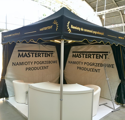Stoisko wystawowe Mastertent z namiotem pogrzebowym.
