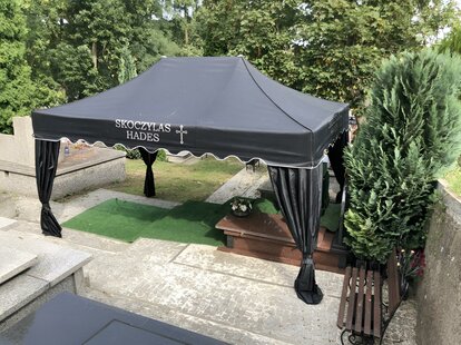 Namiot pogrzebowy na cmentarzu nad grobem.