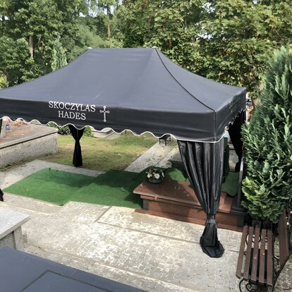 Namiot pogrzebowy na cmentarzu nad grobem.