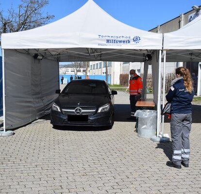 Drive-in Teststation für die Durchführung des Corona-Tests mit den Faltpavillons von Mastertent