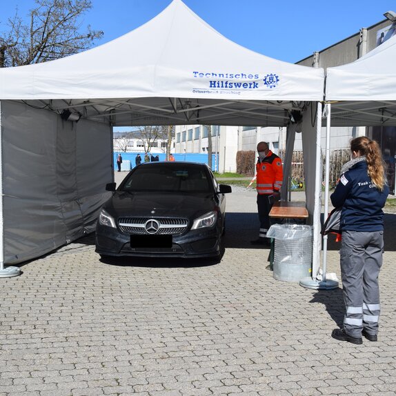 Drive-in Teststation für die Durchführung des Corona-Tests mit den Faltpavillons von Mastertent