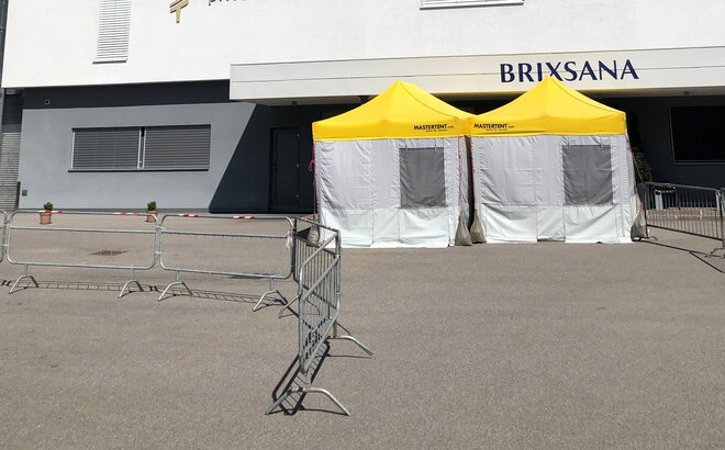 Grau-gelbe Pre-Triage Zelte vor der Privatklinik Brixana.
