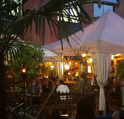 Gazebo esterno elegante per bar e locali alla moda Mastertent Gazebo esterno 3x3m e 4x4m beige elegante con tende drappeggiate all'esterno di un locale di lusso di notte con le luci