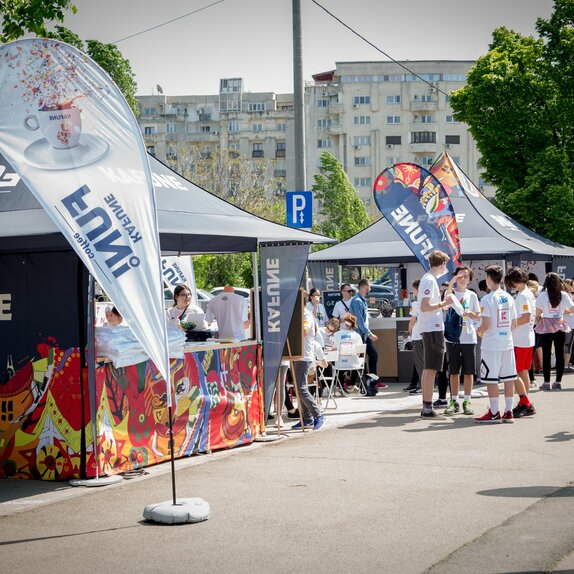 3x3 m gazebo with customised print and Kafune logo with full side walls, half-height side walls with counter and customised flags. Gazebos fixed to the ground with 28kg weights.