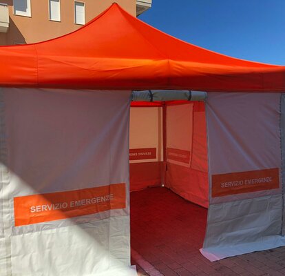 A 4x4 m rescue tent with grey/white printed side walls and orange printed roof with the logo "Protezione Civile Montesilvano". 