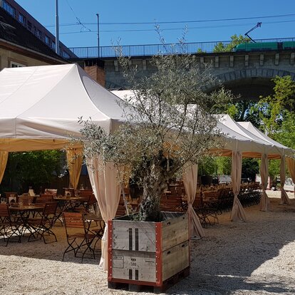 Gazebo piehevoli 8x4 m come copertura esterna davanti al ristorante Acqua Basel