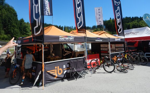 Gazebo pieghevoli durante una gara ciclistica