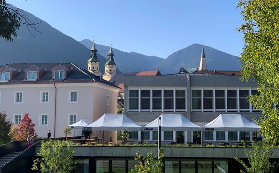 Überdachung der Terrasse vor der Cusanus Akademie in Brixen. Auf der Terrasse stehen weiße Faltzelte der Größe 6x4 m.