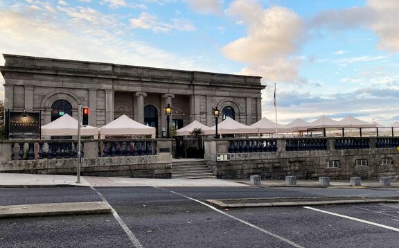 I gazebo pieghevoli in ecru si trovano sulla terrazza del ristorante Hartley's in Irlanda.