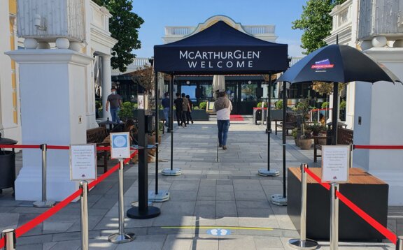 Das schwarze Faltzelt 2x2 m überdacht den Eingang zum McArthurGlen Outlets in Parndorf.