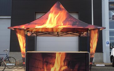 Das Faltzelt ist voll personalisiert. Das gesamte Zelt ist mit Flammen bedruckt. Es hat noch 4 Vordächer und kann als Verkaufsstand genutzt werden.