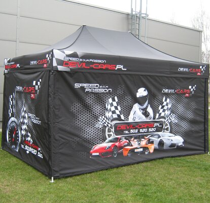 Il gazebo pieghevole completamente stampato 4,5x3 m funge da tenda da corsa e da paddock delle "Devil Cars". Sia le pareti laterali che il tetto sono stampati singolarmente.