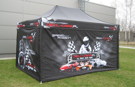 The fully printed gazebo 4.5x3 m serves as a racing tent and paddock tent for the "Devil Cars". Both the side walls and the roof are individually printed.