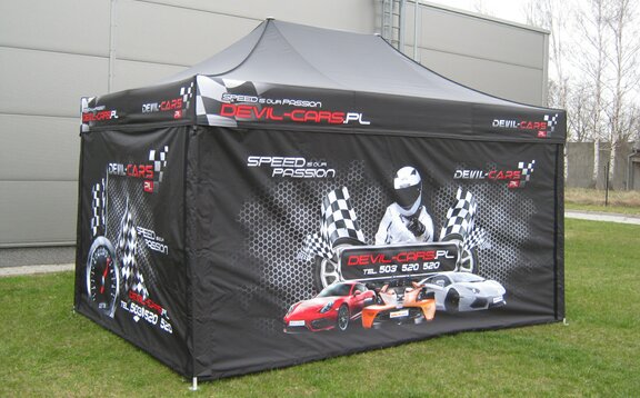 Il gazebo pieghevole completamente stampato 4,5x3 m funge da tenda da corsa e da paddock delle "Devil Cars". Sia le pareti laterali che il tetto sono stampati singolarmente.