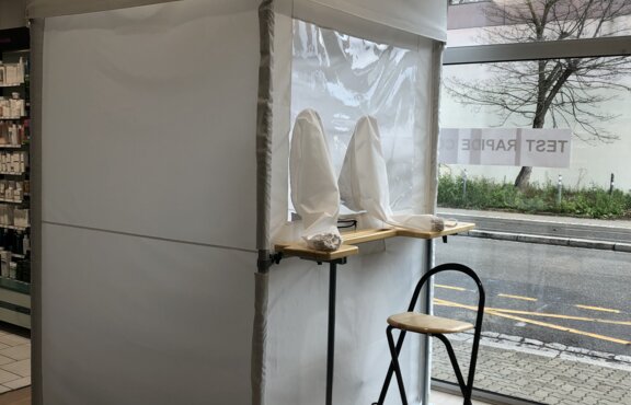 The white Covid rapid test cabin is located in the pharmacy "Pharmacie de la Citadelle".