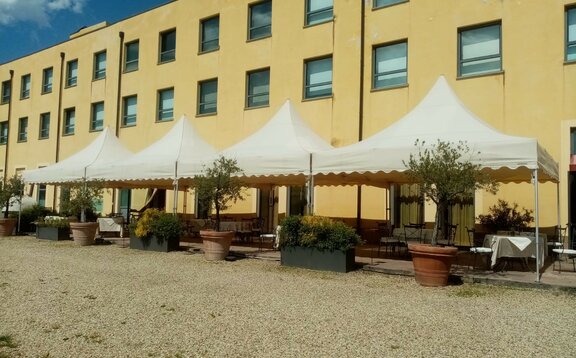 Die Pagodenzelte dienen als Terrassenüberdachung vor dem Hotel Barrage. 