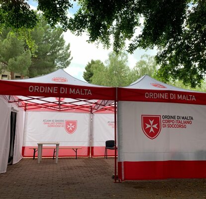 It's a folding gazebo with four sidewalls and an entry. Underneath there are chairs, benches and tables. 