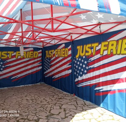 C'è linterno di una tenda pieghabile con delle pareti laterali. Ha una stampa su tutta la supericie.