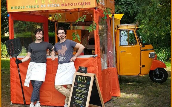 Gazebo pieghevole arancione 2x2 m con stampa personalizzata con logo e scritte per street-food - Pizza Truck Volpi in Francia. Pareti laterali del gazebo colorate in arancione con porta, mezza parete e finestre. 